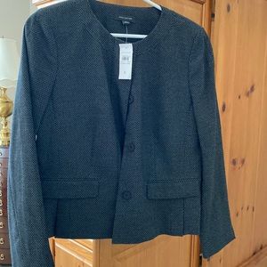 Ann Taylor size 8 hidden button collarless blazer
